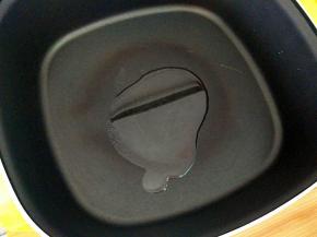 锅烧热，倒入少许的食用油。