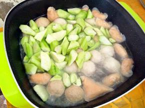 下丝瓜，煮至颜色变深。