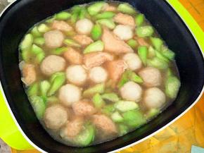 加入盐和胡椒粉调味即可