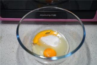鸡蛋加入白糖打至糖化。