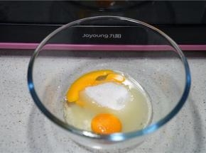 鸡蛋加入白糖打至糖化。