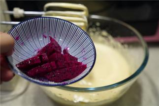 再将火龙果及牛奶加入。