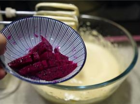 再将火龙果及牛奶加入。