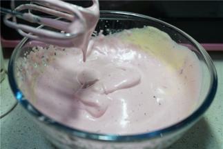 打至完全融合，蛋糊成粉色状。