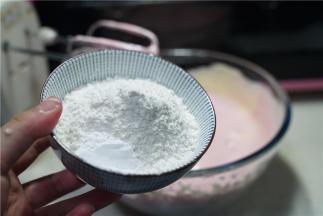 再将泡打粉及低粉加入。