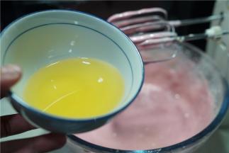 再将玉米油加入，打至融合。