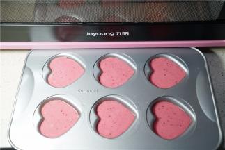 预热好烤箱，将蛋糕糊挤在模具里。