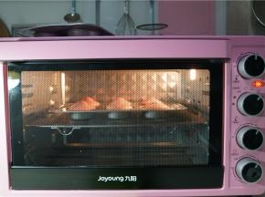 入烤箱165度烤20分钟。