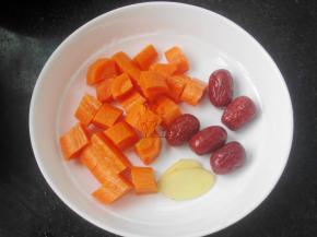 胡萝卜去皮切块；红枣、姜片洗净