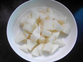 雪梨去皮去籽切块