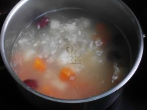 倒入雪梨再煲20分钟，加盐调味即可