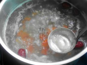 锅中加水1500ml，把薏米、红枣、瘦肉、姜片下锅大火烧开，撇去浮沫，转小火煲1小时