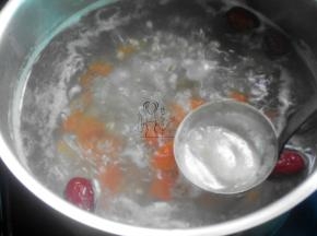 锅中加水1500ml，把薏米、红枣、瘦肉、姜片下锅大火烧开，撇去浮沫，转小火煲1小时