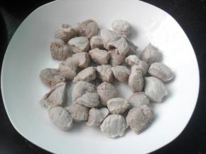 瘦肉切块，焯烫一下捞出