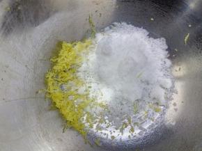 半个柠檬皮擦成屑，和细砂糖混合放置1个小时，即可使用，这时柠檬香味就么l出来了。柠檬皮也可以用刀切，要尽量用刀削去白色的部分，只选择靠外层的黄色部分，才不会发苦发涩。