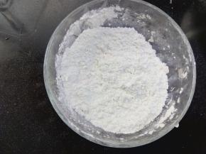 低粉和泡打混合后过筛备用。