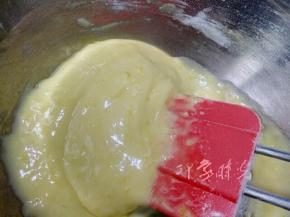 用手动打蛋器或刮刀搅拌均匀，完全混合均匀即可。这时候混合物呈浓稠状。
