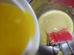 把黄油加热熔化后，还有点温热的时候倒入搅拌好的混合物里。