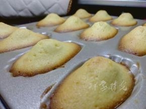 烤好的玛德琳，趁热脱模，再放在冷却架上冷却。