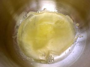 分离鸡蛋，取蛋白部分，黄油隔水加热软化，倒入蛋白内搅拌均匀