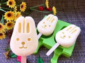 8个小时后冰激凌冻硬，脱模就可以食用啦，口感特别细腻，小朋友都很喜欢吃