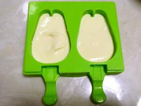 模具清洗干净，冰激凌原液用小勺一点点加入到模具中，先加入一半的冰激凌原液