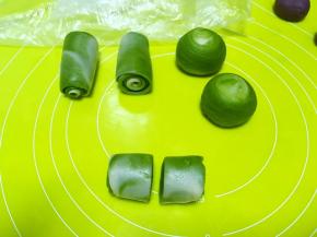 松弛好的牛舌卷，从中间切开