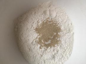 面粉加倒入酵母，搅拌均匀后，加入清水，一边倒一边搅