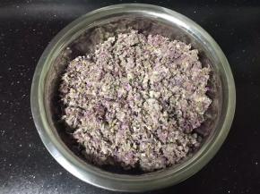 撒好后放置一边凉一下。