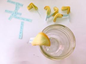 再放到宽一点的玻璃瓶上压出弧度，再用手捏一下玻璃瓶处的饼干边缘，定下形