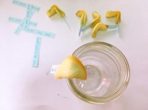 再放到宽一点的玻璃瓶上压出弧度，再用手捏一下玻璃瓶处的饼干边缘，定下形
