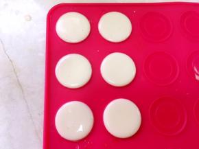 用小勺舀一点面糊，倒在马卡龙模具内，每次最多烤6个，入烤箱烤10分钟左右，边缘上色即可