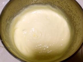 冷冻2个小时后取出，用打蛋器打至顺滑，反复3、4次，原液变得浓稠细腻即可，有冰激凌机的可以直接放到冰激凌机内操作