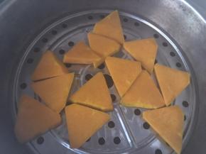 南瓜上锅蒸熟，用料理机搅拌成细腻的南瓜泥，称出60克备用