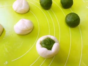 水油皮面团用手掌压成扁，包裹上油酥皮材料，用虎口一点点向上推面，直到将油酥皮材料包裹严实，收好收口，收口朝下，放一旁盖保鲜膜松弛15分钟