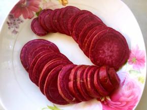 紫薯洗干净切片，盖保鲜膜蒸锅蒸25分钟，紫薯按下去，特别软即可