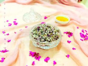 粉蒸紫荆花蘸上麻油蒜泥，那味道叫一个香。