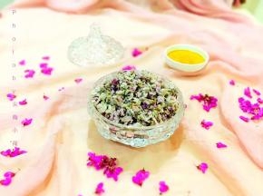 粉蒸紫荆花蘸上麻油蒜泥，那味道叫一个香。