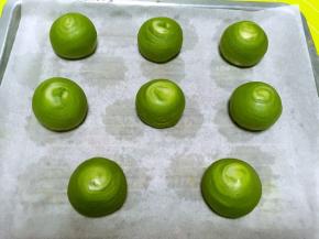 烤箱预热180度，烤盘铺油纸，将包裹好的抹茶酥放到烤盘上，再用手整理形状，抹茶酥的中心点在最上面