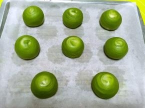 烤箱预热180度，烤盘铺油纸，将包裹好的抹茶酥放到烤盘上，再用手整理形状，抹茶酥的中心点在最上面