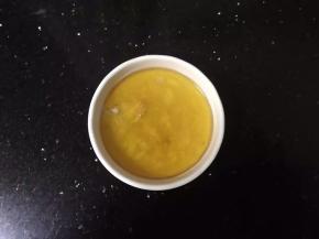 盛到小碟子里，倒入适量的麻油拌匀。