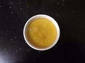 盛到小碟子里，倒入适量的麻油拌匀。