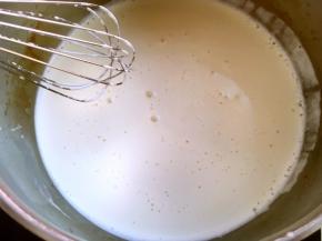 将搅拌好的蛋黄牛奶液体，倒入牛奶中，一起搅拌均匀