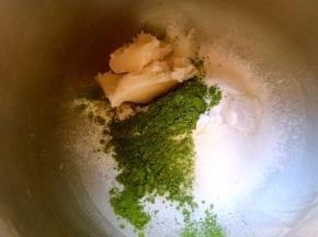 混合油酥皮所有材料，活成面团
