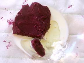 取80克紫薯泥，加入紫薯馅其他材料，用刮棒翻拌均匀