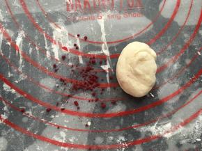 多余的16克白色面团加入适量的红曲粉