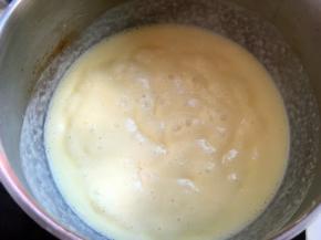 过筛回锅，小火加热5分钟，边加热，边搅拌，熬一会你会发现液体有点像熬酱，有点浓稠即可