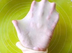 大约10分钟，面团可撑出手套膜即可，揉匀放置一旁