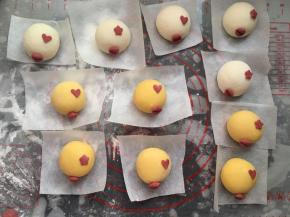 手指沾水分别把装饰的部位贴在面团上