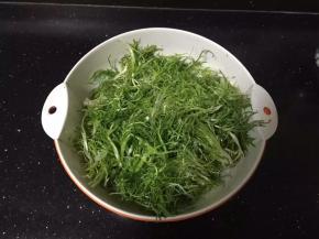 苦菊摘洗干净沥干水分。